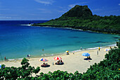 Menschen am Shiawon Strand unter blauem Himmel, Kenting, Taiwan, Asien