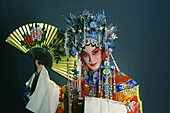Frau mit Kostüm und Fächer, Darsteller der chinesischen Oper, Taipeh, Taiwan, Asien