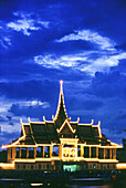 Der beleuchtete Königspalast bei Nacht, Phnom Penh, Kambodscha, Asien