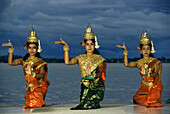 Temple dancers, Mekong River, Phnom Penh, Cambodia Indochina, Asia
