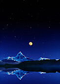 Der heilige Berg Macchapucchare unter Vollmond und Sternenhimmel, Pokhara, Nepal, Asien