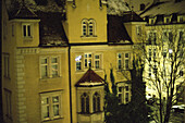 Verschneite Häuser im Stadtteil Neuhausen bei Nacht, München, Bayern, Deutschland