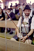 Zwei Peitschen lehnen während der Bayerischen Meisterschaften im Goaslschnalzen an einer Zuschauerbank, Miesbach, Bayern, Deutschland