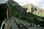 Zug und Gleise in den Bergen, Ferrocarril Chihuahua al Pacifico, Chihuahua Express, Mexiko, Amerika