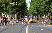 Radfahrer auf einer Strasse im Zentrum Süd, Leipzig, Sachsen, Deutschland, Europa