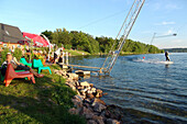 Mann mit Wakeboard auf dem Kulkwitzer See, Leipzig, Sachsen, Deutschland, Europa