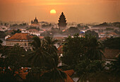 Phnom Penh bei Sonnenuntergang mit Unabhängigkeitsdenkmal, Phnom Penh, Kambodscha