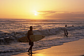Surfer am Kekaha Beach bei Sonnenuntergang, Kekaha, Kauai, Hawaii, USA