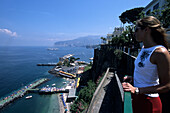 Frau schaut über Küste, Sorrento, Kampanien, Italien