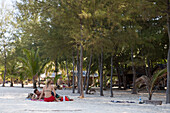 Urlauber am Strand im Ko Lipe Resort, Tarutao Marine National Park, Thailand
