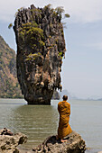 Thailändischer Mönch schaut aufs Wasser hinaus, James Bond Island, Phang-Nga Bay, Thailand