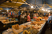 Gebackenes auf dem Nachtmarkt, Pasar Malam Night Market, Bandar Seri Begawan, Brunei Darussalam, Asien