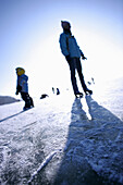 Familie beim Schlittschuhlaufen, Ambach, Starnberger See, Bayern, Deutschland