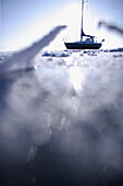 Segelboot im zugefrorenen See, Ambach, Starnberger See, Bayern, Deutschland