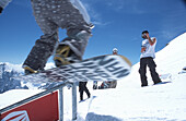 Snowboarder auf Rail, Zugspitze, Garmisch-Partenkirchen, Deutschland