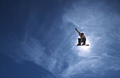 Snowboarder in mid air, Zugspitze, Garmisch-Partenkirchen, Deutschland