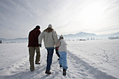 Familie rennt im Schnee