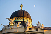 Kleine Kuppel und Skulpturen auf dem Dach des Reichskanzleitrakts, Alte Hofburg, Wien, Österreich