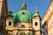 Detail der Peterskirche unter blauem Himmel, Wien, Österreich