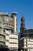 Blick auf ein Verlagsgebäude und den Turm der Michaeliskirche, Hamburg, Deutschland