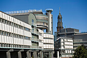 Blick auf ein Verlagsgebäude und den Turm der Michaeliskirche, Hamburg, Deutschland