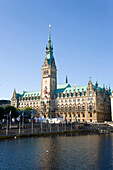Blick auf das Rathaus im Sonnenlicht, Hamburg, Deutschland