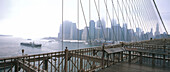 Brooklyn Bridge und Skyline von Downtown Manhattan, New York, USA