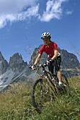 Mountainbiker, Passo Pordoi, Dolomiten, Italien, Europa