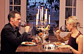 Paar mittleren Alters, Candle light dinner, Abendessen, Luxus Restaurant
