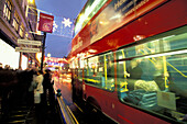 Bus in der Regent Street zur Weihnachtszeit, London, England, Großbritannien