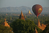 Heißluftballonfahrt ueber Bagan, Sonnenuntergang, World Heritage, Erbe der Menscheit, Ruinenfeld