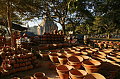 Terracotta pots outside pagoda, Bagan, Toepferei, Strassenverkauf neben Pagode in Pagan