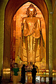 Standing Buddha statue, Ananda Pahto, Stehende Buddhafigur in Ananda Temple in Pagan, 11.Jh Standing gilded teak Buddha statue, nine metres high in Ananda Temple