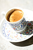 Tasse mit türkischem Kaffee im Sonnenlicht