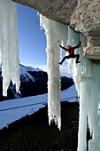 Mann beim Eisklettern, Curtain Call, Britisch Kolumbien, Kanada