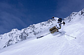 Junger Mann beim Skifahren, Kühtai, Tirol, Österreich