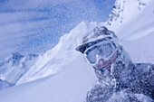 Mann völlig schneebedeckt, Kühtai, Tirol, Österreich