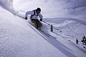 Junger Mann beim Skifahren, Kühtai, Tirol, Österreich