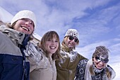 Junge Leute nach einer Schneeballschlacht, Kühtai, Tirol, Österreich