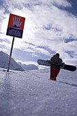 Zwei Snowboarder im ungesicherten Pistenbereich, Kühtai, Tirol, Österreich