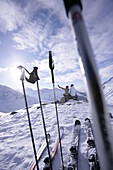 Junges Paar im Schnee neben der Skipiste betrachtet das Bergpanorama, Kühtai, Tirol, Österreich