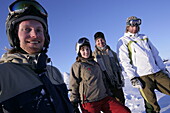 Gruppe junger Leute steht an der Skipiste, Kühtai, Tirol, Österreich