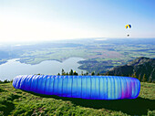 Paraglider am Jochberg, Kochelsee, Oberbayern, Deutschland