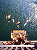 Jungen springen vom Turm in den Ammersee, Utting, Oberbayern, Deutschland
