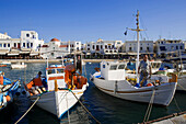 Fischer in ihren Booten im Hafen, Mykonos-Stadt, Mykonos, Griechenland