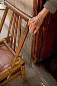 Bambusstuhl,old bamboo chair, hand of an old lady, Hand einer alten Frau, Design, Gebrauchsdesign, Abrissviertel