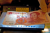 Yuan Geldschein,Yuan, Renminbi (RMB) means "The People's Currency", bank note, portrait of Mao Tse Tung, Mao ist noch auf jedem Geldschein der Volksrepublik, Konterfei des Diktators, Kommunismus, Wasserzeichen, Echtheitsprüfung, fake, Fälschung, Prüfen de