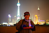 Bund, Huangpo River at night,Uferpromenade, der Bund, Souvenierverkäufer, souvenier seller