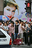 Pedestrians, Huaihai Xilu,intersection Huaihai Xilu shopping, people, Fußgänger, consumer, consume, Konsum, Einkauf