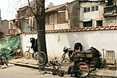 old town, Lao Xi Men,Fahrradreparatur, bicycle repair stall, Strasse in Old Town, Altstadt, street life, Strassenszene, street kitchen, Straßenküche, Abrisshaus, demolished house